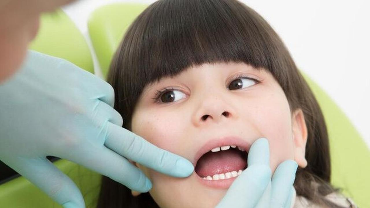 Oleh karena itu, penting bagi orangtua untuk rutin memeriksakan kondisi gigi anak mereka ke dokter gigi agar dapat mengidentifikasi dan mengatasi potensi masalah gigi yang disebabkan oleh faktor genetik.