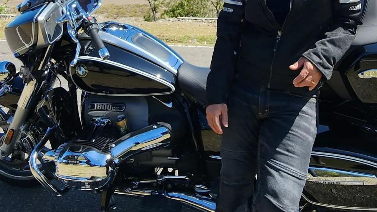 Melalui unggahan terbarunya, Judika mengunggah potret keseruan saat touring di Nusa Tenggara Barat. Ia tampil keren dengan motor besar alias moge.