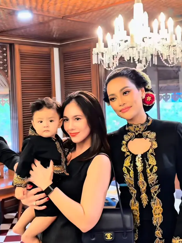 Wulan Guritno saat Hadir Tedak Siten Putra Erika Carlina. [@farahcarpetsofficial]
