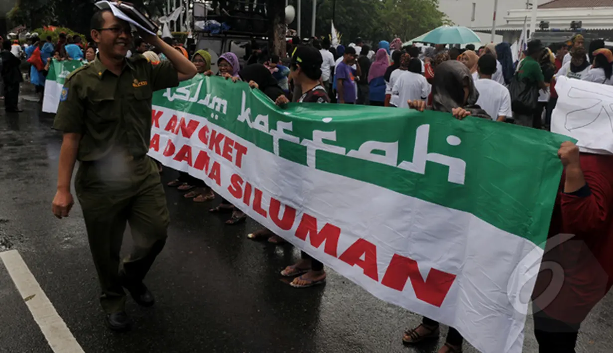 Sejumlah orang membawa spanduk saat melakukan aksi di depan Balaikota, Jakarta, senin (2/3/2015). Aksi ini sebagai bentuk dukungan kepada Gubernur Ahok yang sedang bersitegang dengan DPRD DKI Jakarta (Liputan6.com/Johan Tallo)
