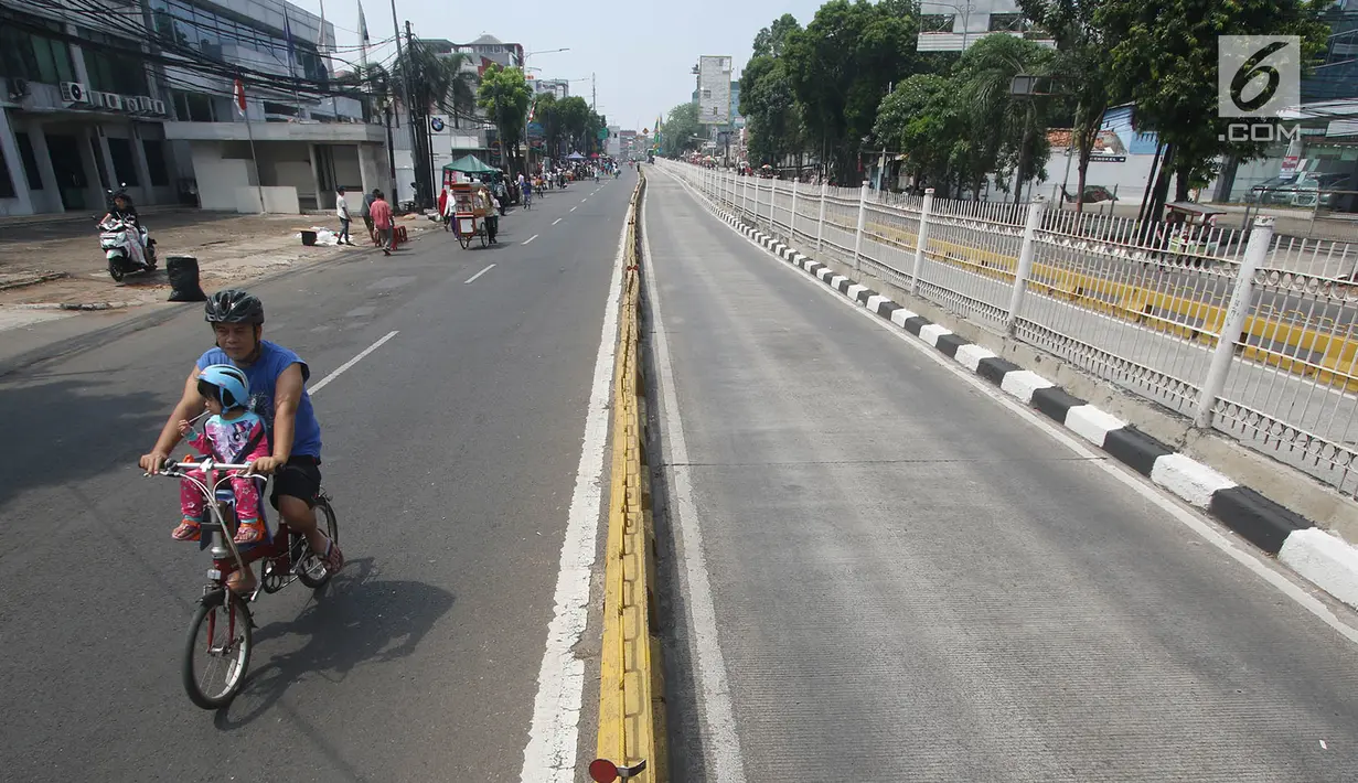 Pengendara sepeda melintasi area Car free day (CFD) di Jalan Warung Jati Barat, Jakarta Selatan, Minggu (17/9). Car free day (CFD) kembali digelar untuk yang kedua kalinya di kawasan Mampang Prapatan hingga Pejaten. (Liputan6.com/Immanuel Antonius)