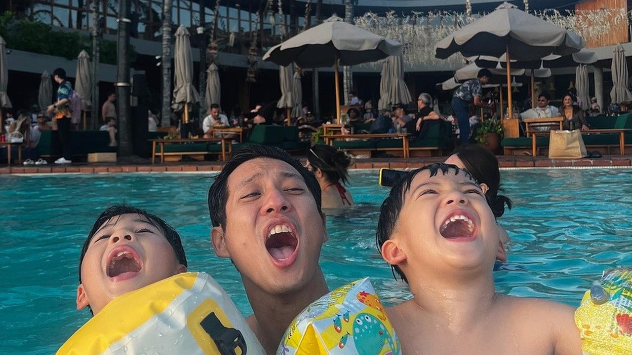 Di postingannya, Tian menampilkan foto Junior Liem yang sedang bersama Iori dan Iago, dengan ekspresi lucu yang sama-sama menggemaskan.<br>