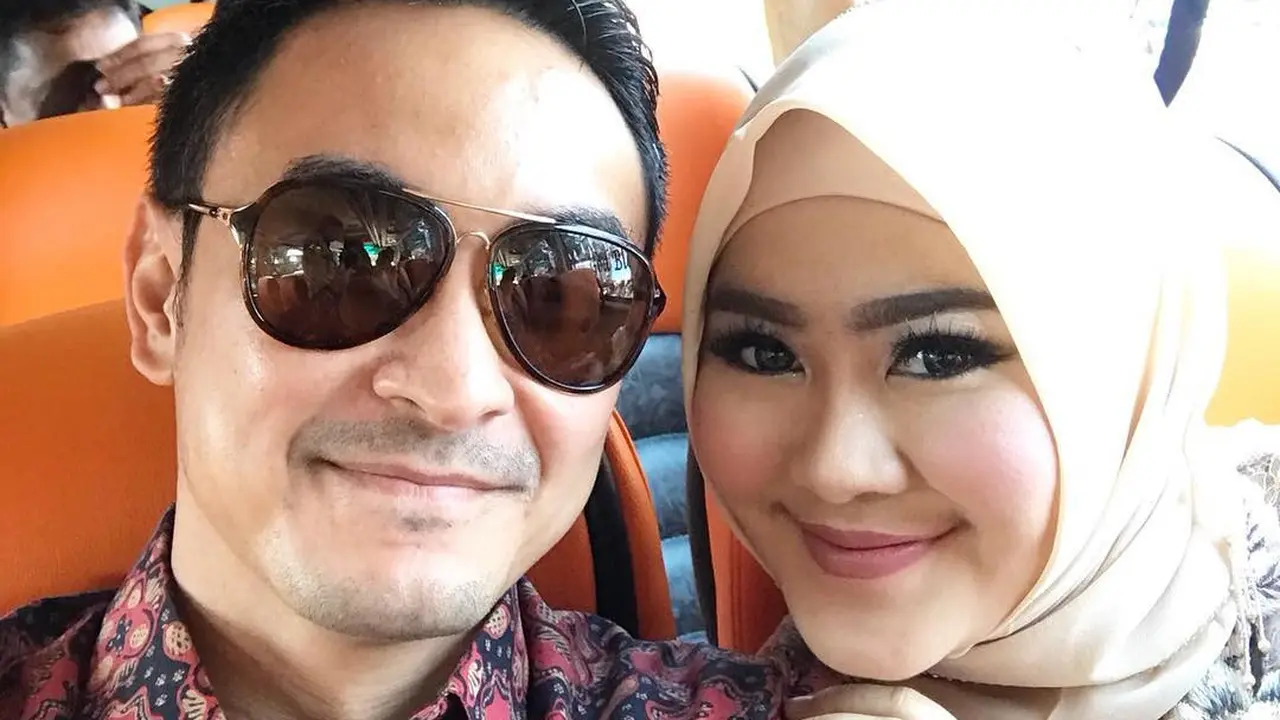 Zumi Zola dan Istri
