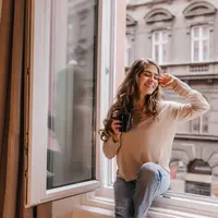 Tersenyum./Copyright freepik.com/author/lookstudio