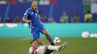 Aksi bek Timnas Italia, Federico Dimarco saat melawan Kroasia di fase grup Euro 2024. (AP Photo/Ebrahim Noroozi)
