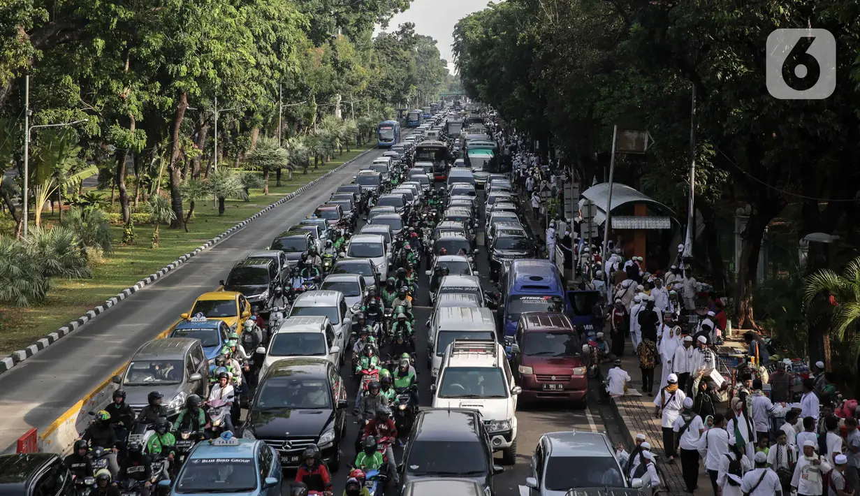Kendaraan terjebak kemacetan di kawasan Jalan Thamrin dan Merdeka Barat, Jakarta, Senin (2/12/2019). Sejumlah ruas jalan di Jakarta mengalami kemacetan parah akibat aksi reuni 212 di kawasan Monas. (Liputan6.com/Faizal Fanani)