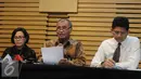 Ketua KPK Agus Rahardjo (tengah) memberikan keterangan pers di KPK terkait OTT Ditjen Pajak, Jakarta, Selasa (22/11). KPK mengamankan uang 148,500,000 Dolar Amerika atau senilai 1,9 milyar dalam OTT tersebut. (Liputan6.com/Helmi Afandi)