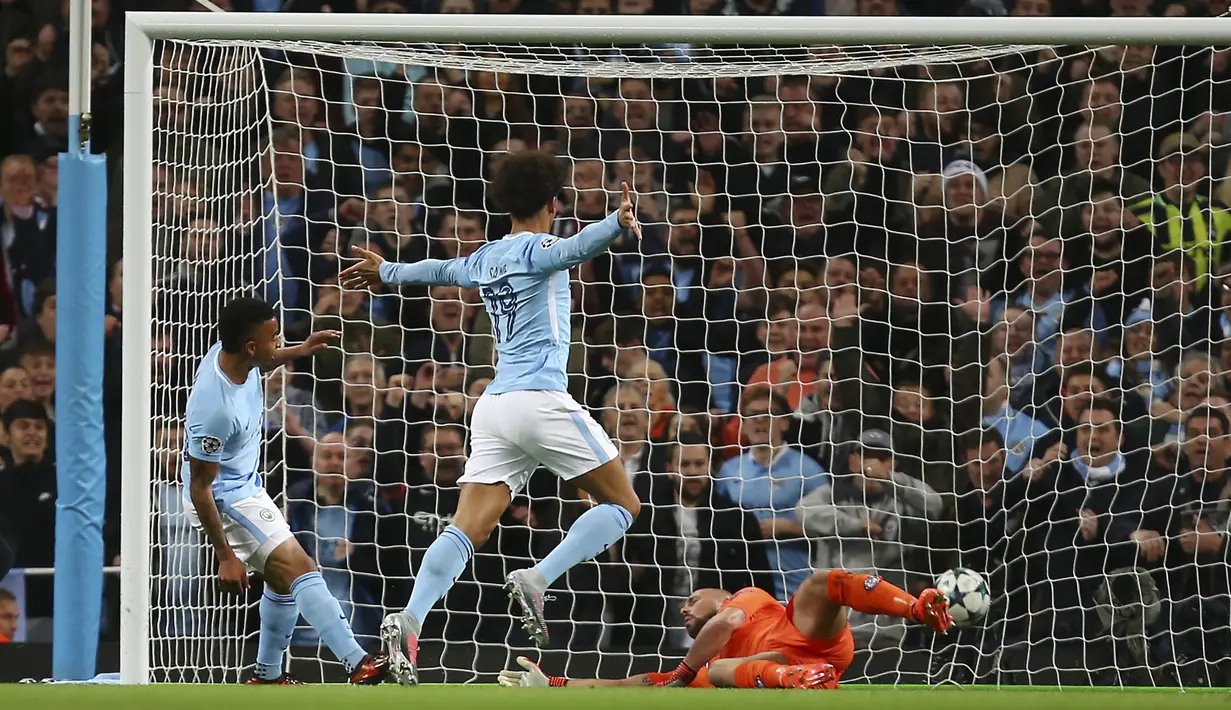 Striker Manchester City, Gabriel Jesus, mencetak gol ke gawang Napoli pada laga Liga Champions di Stadion Etihad, Selasa (17/10/2017). Manchester City menang 2-1 atas Napoli. (AP/Dave Thompson)