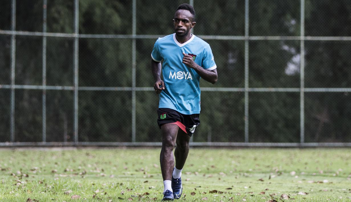 Pemain Persita Tangerang, Ricky Kayame, berlari santai saat latihan di Lapangan SPH Karawaci, Tangerang, Rabu (29/1). Latihan ini merupakan persiapan jelang Liga 1 Indonesia 2020. (Bola.com/Vitalis Yogi Trisna)