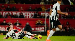 Bruno Guimaraes dari Newcastle, kanan, berebut bola dengan Jack Fletcher dari Manchester United selama pertandingan Liga Inggris antara Manchester United dan Newcastle di Manchester, Inggris, Jumat, 26 Desember 2025. (AP Photo/Dave Thompson)