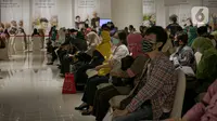 Sejumlah pelaku UMKM duduk menunggu untuk vaksin COVID-19 di Jakarta, Kamis (1/4/2021). Vaksin diberikan kepada 1.500 pelaku UMKM dan target kanvaksinasi bagi pelaku UMKM di DKI Jakarta mencapai 250.000. (Liputan6.com/Faizal Fanani)