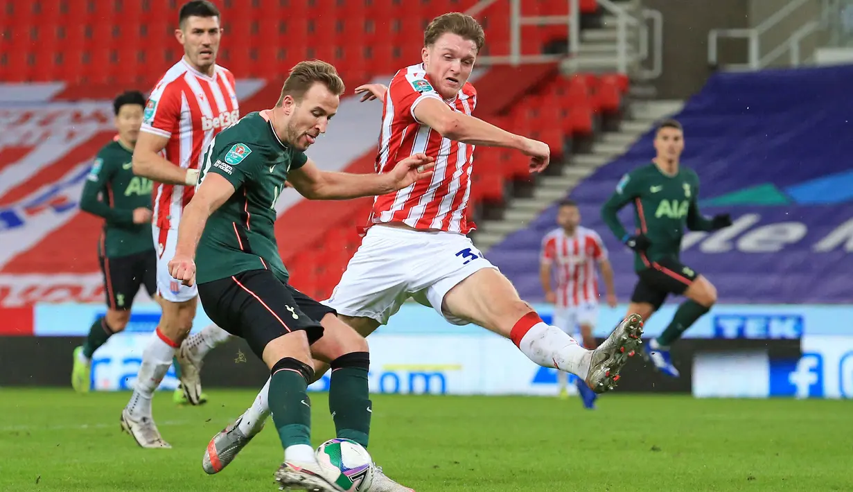 Harry Souttar. Bek tengah berusia 24 tahun yang sejak awal musim 2016/2017 menjadi milik Stoke City meski akhirnya lebih banyak dipinjamkan ke sesama klub di Inggris ini tampil lumayan bersama Australia pada Piala Dunia 2022 lalu. Selalu tampil penuh dalam 4 laga, Australia dibawanya lolos dari fase grup dan baru tersingkir di babak 16 besar setelah kalah tipis 1-2 dari sang juara Argentina. Dua klub Liga Inggris, Everton dan Tottenham Hotspur dikabarkan tertarik untuk mendatangkannya. (AFP/Lindsey Parnaby)