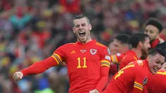 Penyerang Wales, Wales Gareth Bale dan rekan-rekannya melakukan selebrasi usai berhasil lolos ke Piala Dunia 2022 setelah kalahkan Ukraina dalam pertandingan playoff kualifikasi Piala Dunia di Stadion Cardiff City, Cardiff, Wales, Minggu (5/6/2022). Wales menang atas Ukraina dengan skor tipis 1-0. (AFP Photo/Geoff Caddick)