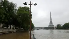 Pemandangan banjir di Sungai Seine di dekat menara Eiffel di Paris, Prancis, setelah hampir setiap hari  hujan lebat menguyur negeri ini, (3/6). Banjir yang merendam sebagian wilayah Prancis Sejauh ini sudah dua orang tewas. (REUTERS/Philippe Wojazer)