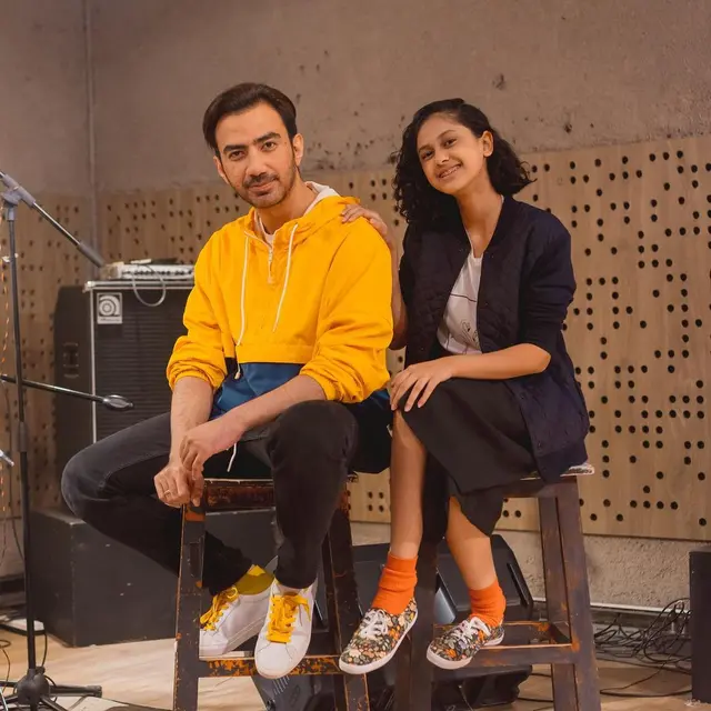 Cover Lagu Bareng, Ini 6 Potret Kebersamaan Asila Maisa dan Reza D’Academy