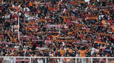 Suporter Persija Jakarta, The Jakmania, memberikan dukungan saat melawan Becamex Binh Duong pada laga Piala AFC. (Bola.com/M. Iqbal Ichsan)