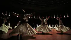 Para darwis dari ordo Mevlevi menari saat tampil dalam upacara memperingati wafatnya Jalaluddin Rumi di Sheb-i Arus, Konya, Turki, Minggu (16/12). Jalaluddin Rumi merupakan ahli tasawuf dan penyair religi legendaris. (AP Photo/Lefteris Pitarakis)