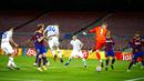 Penjaga gawang Barcelona Marc-Andre ter Stegen (ketiga kanan) menyelamatkan bola saat pemain Dynamo Kyiv Tomasz Kedziora menyundul bola pada pertandingan Grup G Liga Champions di Camp Nou, Barcelona, Spanyol, Rabu (4/11/2020). Barcelona menang 2-1. (AP Photo/Joan Monfort)