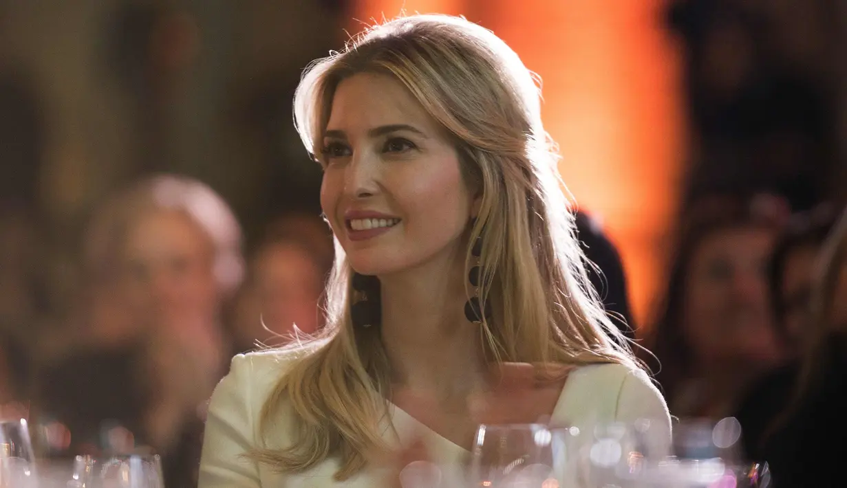 Ekspresi Presiden AS Donald Trump, Ivanka Trump saat menghadiri Fortune Most Powerful Women Summit 2017 di Smithsonian American Art Museum di Washington, AS (10/10). (AFP Photo / Andrew Caballero Reynolds)