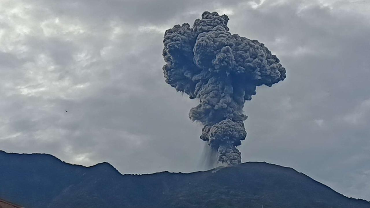 FOTO: Penampakan Gunung Marapi Erupsi Tiga Hari Berturut-turut, Kolom Abu Tertinggi Capai 1.500 Meter