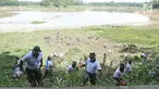 Personel TNI AL memotong rumput di sungai Citarum di Desa Warung Pulus, Bandung Barat, Jawa Barat, Minggu (17/12). Memperingati HUT TNI AL ke 72, melaksanakan operasi bakti TNI AL dengan menggelar acara "Bebersih Citarum". (Liputan6.com/Herman Zakharia)