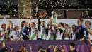 Di podium kemenangan, pesepakbola wanita Wolfsburg menerima trofi Liga Champions usai membekuk Tyreso 4-3 lewat drama adu penalti di Stadion Restelo, Lisbon, Portugal (22/5/2014). (REUTERS/Hugo Correia)