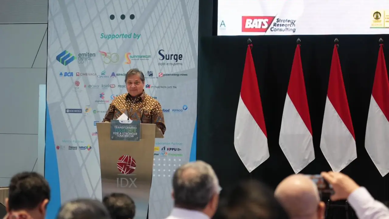 Menko Bidang Perekonomian Airlangga Hartarto saat menyampaikan keynote speech saat Perayaan Hari Ulang Tahun Asosiasi Emiten Indonesia ke-37, Jumat (12/12/2025). (Foto: laman ekon.go.id)