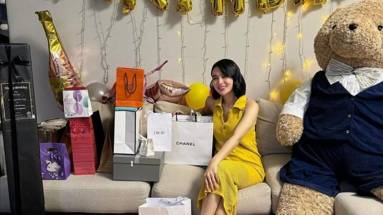 Wika Dapat Hadiah Dari Orang Orang Terdekat