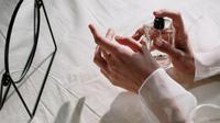 Ilustrasi gambar orang sedang memakai parfum (dok cottonbro/pexels.com)