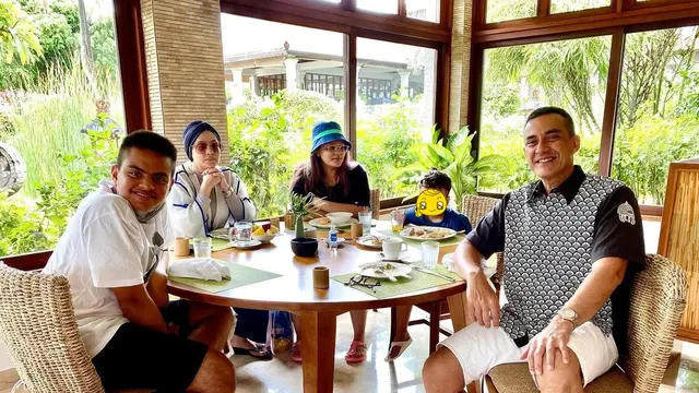 Awet Muda, Ini 6 Potret Terbaru Presenter Ferdy Hasan Bareng Sang Istri