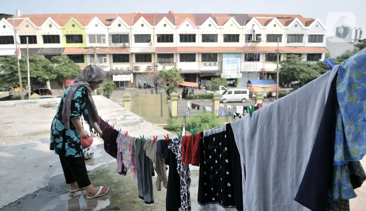 Seorang imigran pencari suaka menjemur pakaian di penampungan sementara di Kalideres, Jakarta, Rabu (18/12/2019). Menurut pimpinan imigran, sejak akhir Agustus 2019 Pemprov DKI telah menyetop bantuan logistik dan listrik ke penampungan. (merdeka.com/Iqbal Nugroho)
