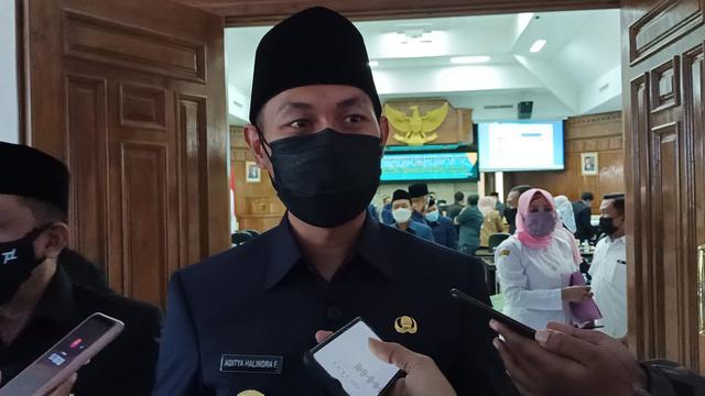 Bupati Tuban Aditya Halindra Faridzky ketika diwawancarai awak media. (Liputan6.com/Ahmad Adirin)