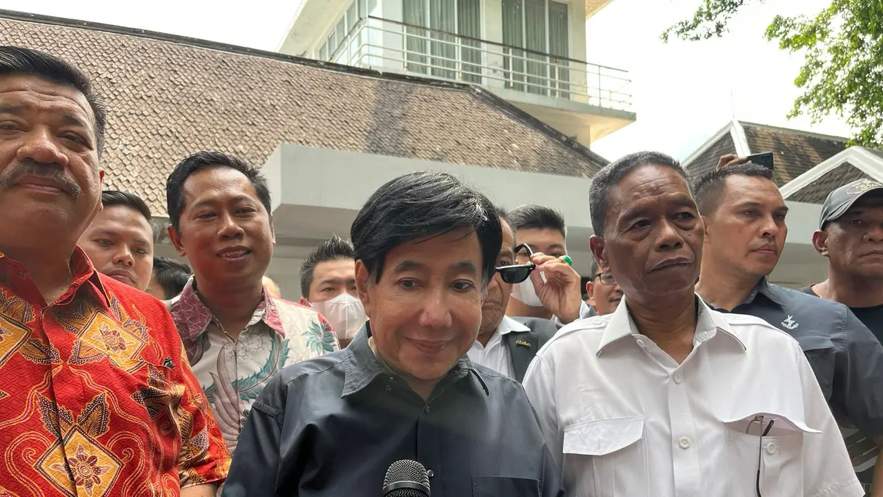 Guruh Soekarnoputra berada di rumahnya di jalan Sriwijaya III, Nomor 1, Kebayoran Baru, Jakarta Selatan saat akan disita Pengadilan Negeri Jakarta Selatan.
