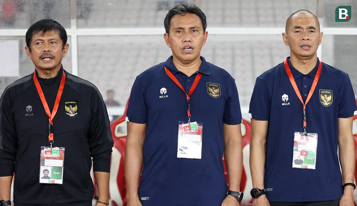 <p>Pelatih timnas Indonesia U-22,&nbsp;Indra Sjafrie (kiri), didampingi asisten pelatih, Bima Sakti (tengah) dan Kurniawan Dwi Yulianto dalam pertandingan uji coba timnas Indonesia U-22 melawan Lebanon yang berlangsung di Stadion Utama Gelora Bung Karno (SUGBK), Jakarta, Jumat (14/4/2023). (Bola.com/Abdul Aziz)</p>