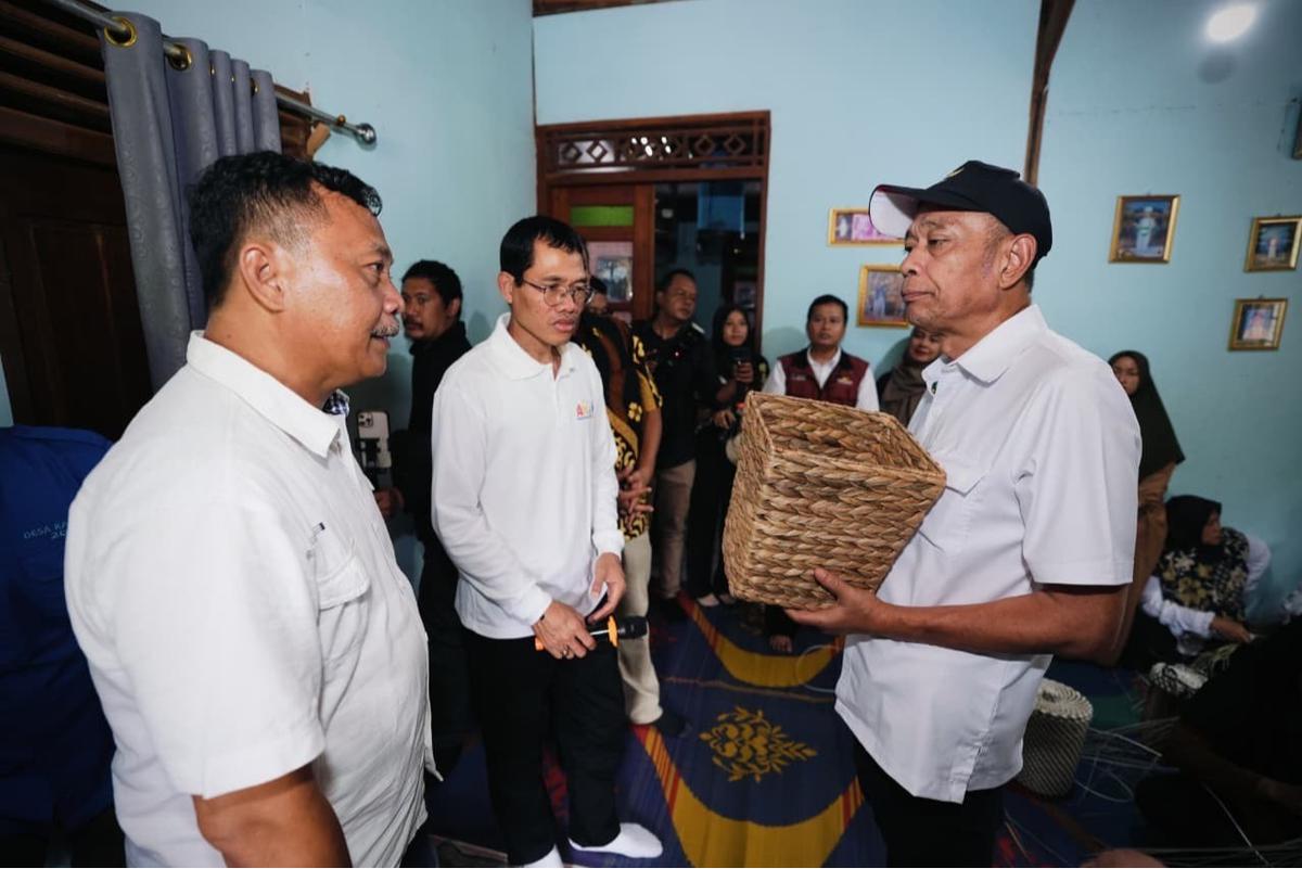 Wakil Menteri Sosial Agus Jabo Priyono saat meninjau Kampung Berdaya Kemensos di Desa Kalisalak, Kecamatan Kebasen, Kabupaten Banyumas, Minggu (31/8/2025).