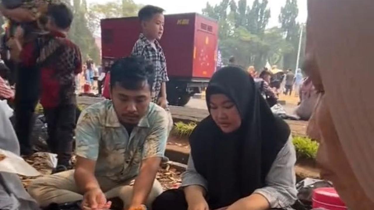 Viral Momen Manis Wisuda Mahasiswi UI Dihadiri Keluarga Besar, Bak Piknik di Area Kampus
