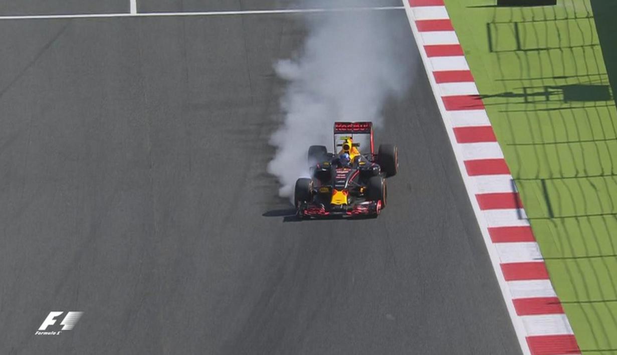 Aksi pebalap Red Bull, Max Verstappen, dalam latihan bebas pertama F1 GP Spanyol di Sirkuit Catalunya, Spanyol, Jumat (13/5/2016). (Bola.com/Twitter/F1)