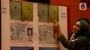 Petugas menunjukkan perbedaan sertifikat tanah asli dan palsu saat rilis kasus sindikat mafia tanah di Jakarta, Rabu (12/2/2020). Subdit II Harda Ditreskrimum Polda Metro Jaya bersama Kementerian ATR/BPN berhasil mengungkap sindikat mafia tanah dan menahan 10 tersangka. (merdeka.com/Imam Buhori)