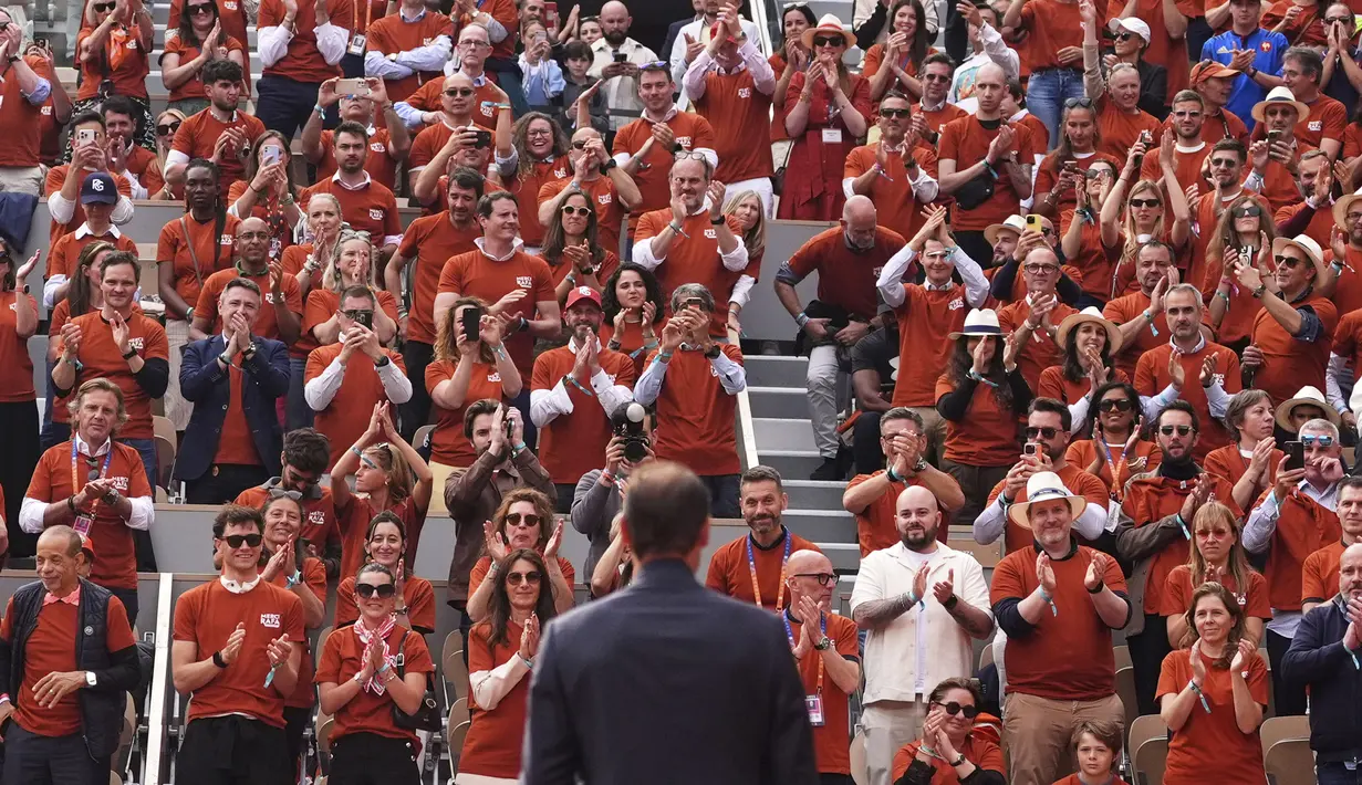 Para penonton memberikan tepuk tangan untuk menghormati petenis Spanyol, Rafael Nadal saat acara seremoni perpisahan selama Prancis Open 2025 di lapangan Philippe-Chatrier, Roland Garros Stadium, Paris, Prancis, Minggu (25/05/2025) waktu setempat. (AP Photo/Lindsey Wasson)