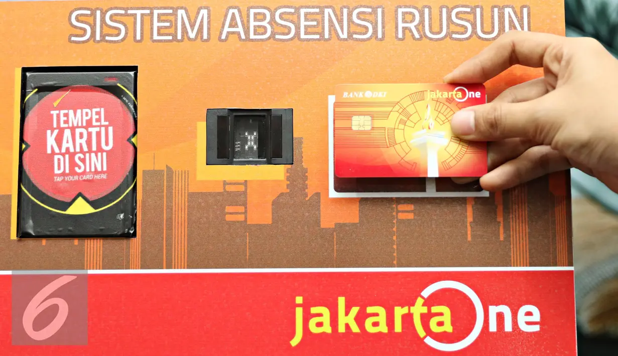 Petugas menunjukan tata cara penggunaan kartu Jakarta One di Jakarta, Kamis (2/6). Kartu tersebut nantinya bisa digunakan masyarakat Jakarta untuk berbagai macam kebutuhan. (Liputan6.com/Immanuel Antonius)