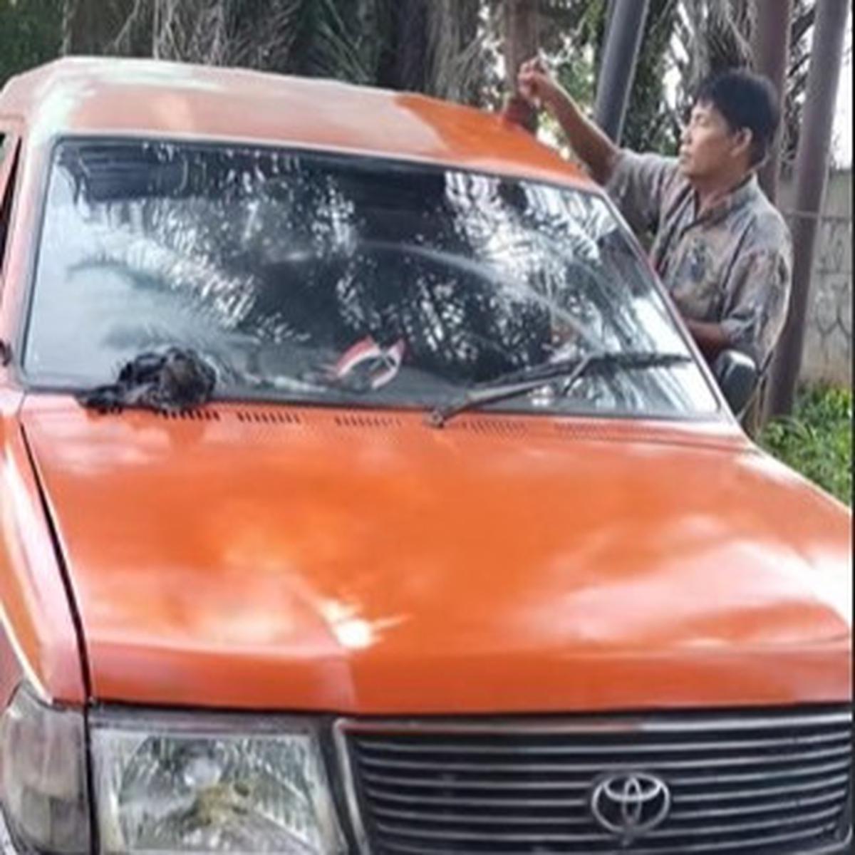 Unik dan Kreatif, Pria Paruh Baya Cat Mobil Pakai Kuas Rumah, Hasilnya Bikin Kaget