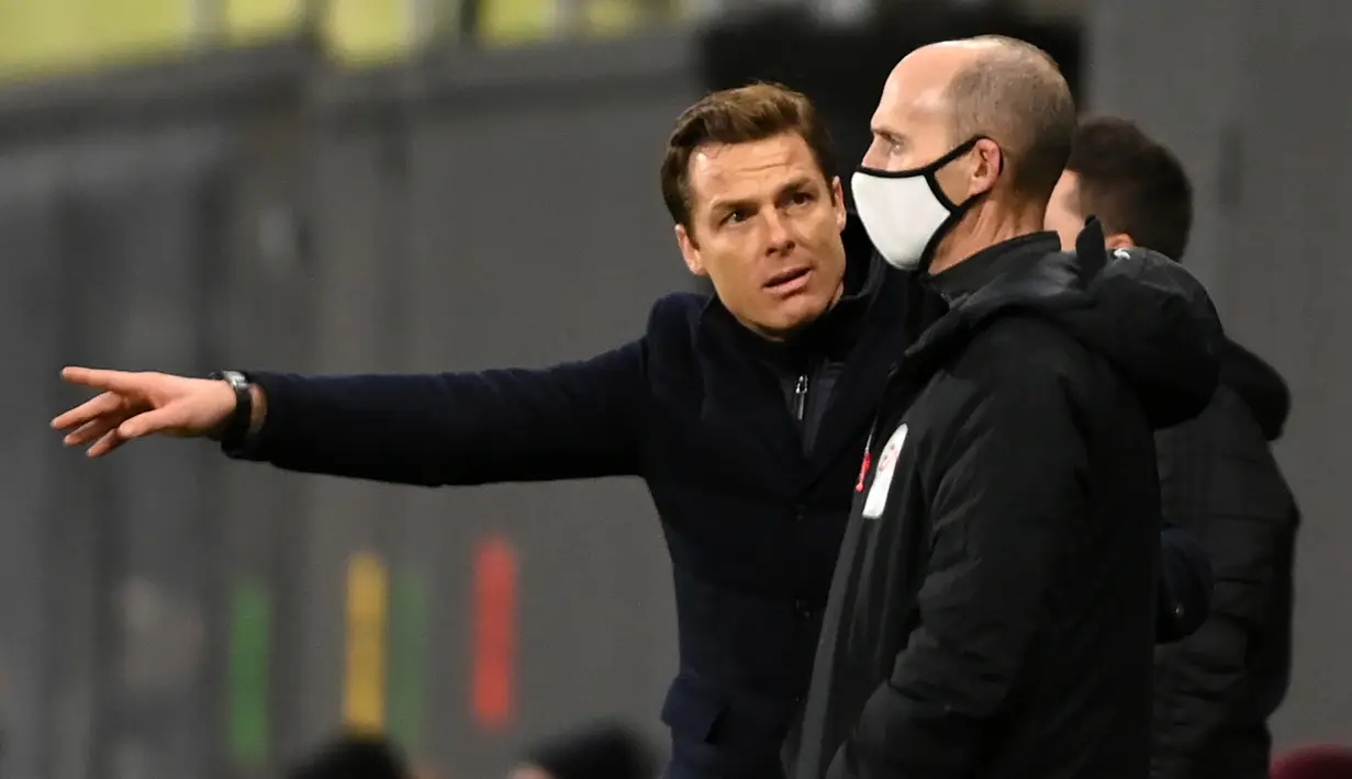 Manajer tim Fulham, Scott Parker (kiri) mempertanyakan keputusan wasit kepada ofisial keempat, Mike Dean dalam laga lanjutan Liga Inggris 2020/21 pekan ke-18 melawan Chelsea di Craven Cottage, Sabtu (16/1/2021). Fulham kalah 0-1 dari Chelsea. (AFP/Mike Hewitt/Pool)