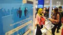 Pencari kerja mencari informasi lowongan pekerjaan saat Talent Fest dan Bursa Kerja Nasional 2019 di JI-EXPO Kemayoran, Jumat (23/2). Ajang yang digelar Kementerian Ketenagakerjaan ini berlangsung dua hari, 22-23 Maret 2019. (Liputan6.com/Angga Yuniar)