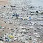 Bibir Pantai Legian, Bali, dipenuhi sampah plastik pada 2 Januari 2021. (dok. Instagram @dinopattidjalal/https://www.instagram.com/p/CJhwaEMgy3c/?igshid=cz2whi1nw3ww)