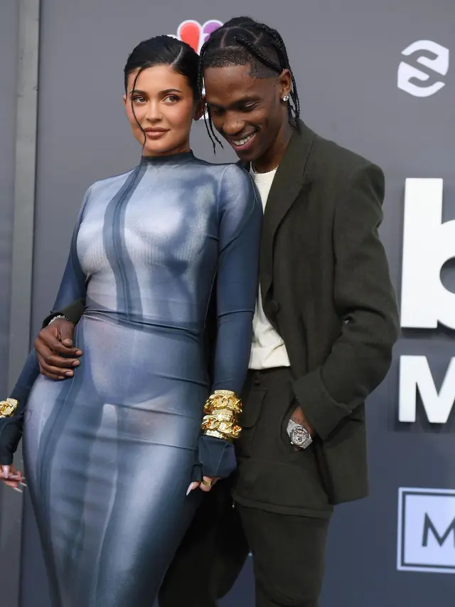 Dukung Travis Scott, Gaya Kylie Jenner Pakai ‘Naked’ Dress di Billboard Music Awards 2022 Disorot