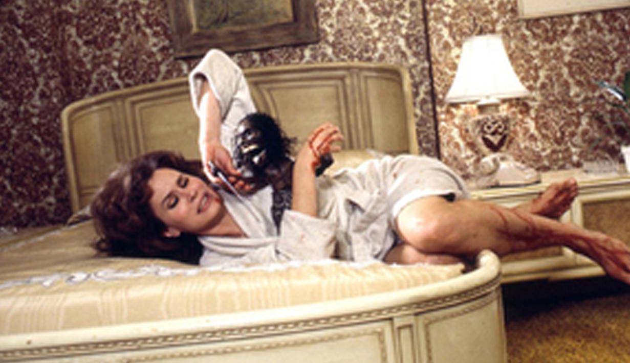 Boneka Zuni  dalam film "Trilogy of Terror", dari boneka yang lain boneka ini memiliki raut muka yang sangat menyeramkan disertai tombak yang ia bawa. (reuters)