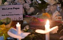 FOTO: Peringatan  23 Tahun Bom Bali, Doa dan Bunga untuk Korban