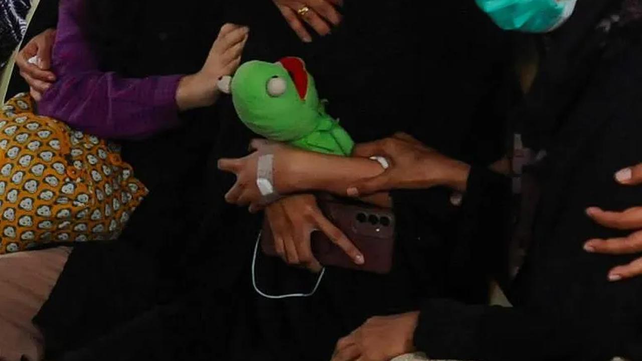 FOTO: Tangis Ibu Pecah Peluk Boneka Saat Antar Empat Jenazah Anaknya yang Dibunuh Sadis Ayahnya di Jagakarsa ke Pemakaman TPU Perigi