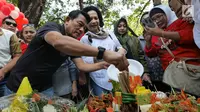 Kepala Kantor Staf Presiden (KSP), Moeldoko memotong tumpeng saat merayakan ulang tahunnya yang ke-61 di Taman Suropati, Jakarta, Minggu (8/7). Moeldoko merayakan momen pergantian tahunnya bersama istri dan keluarga. (Liputan6.com/Herman Zakharia)