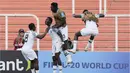 Para pemain Nigeria merayakan gol yang dicetak oleh Salim Lawal ke gawang Italia pada laga Grup D Piala Dunia U-20 2023 di Stadion Malvinas Argentina, Kamis (25/5/2023). Nigeria menang dua gol tanpa balas. (AP Photo/Natacha Pisarenko)